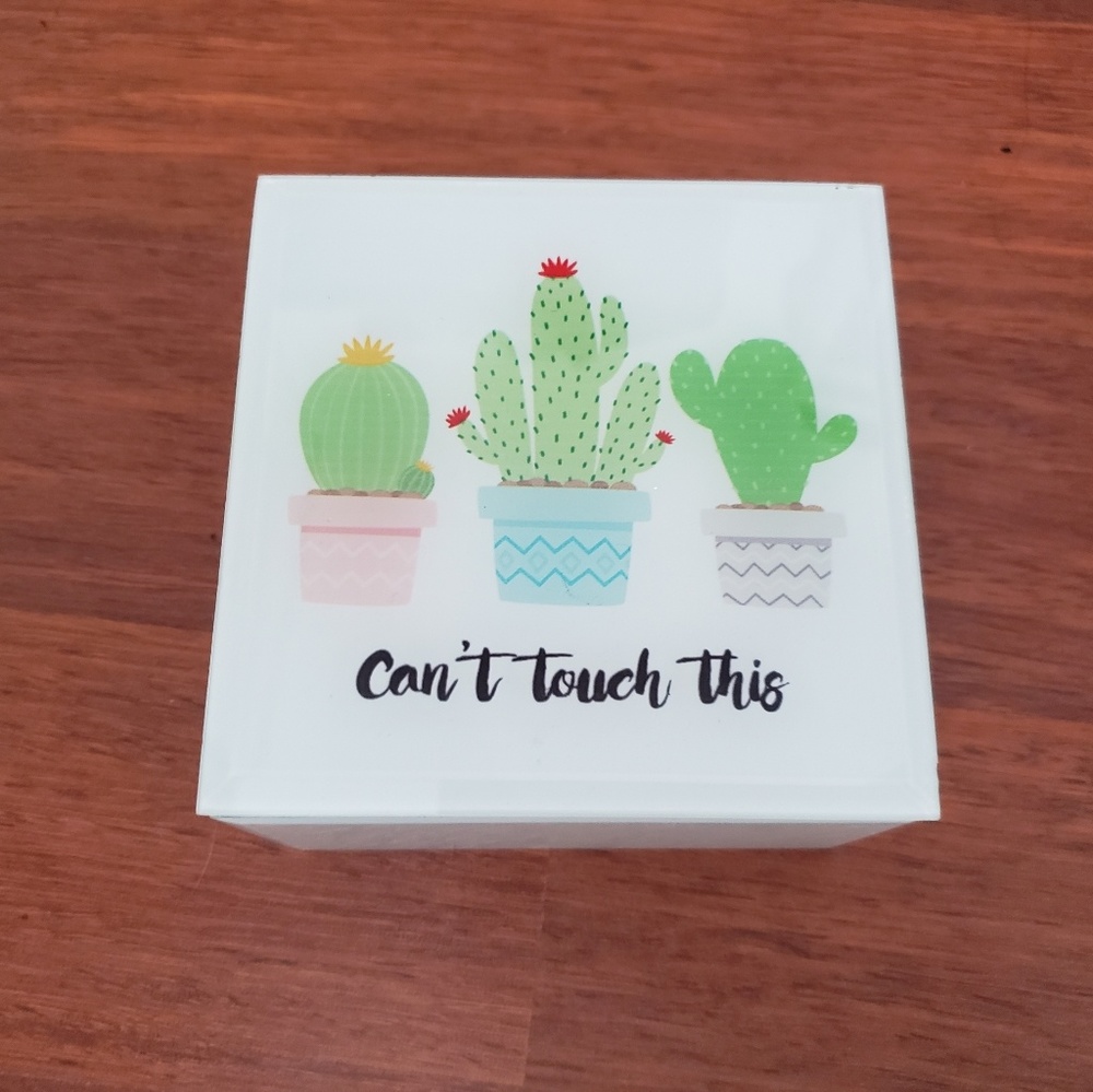 Glass jewelry box with felt